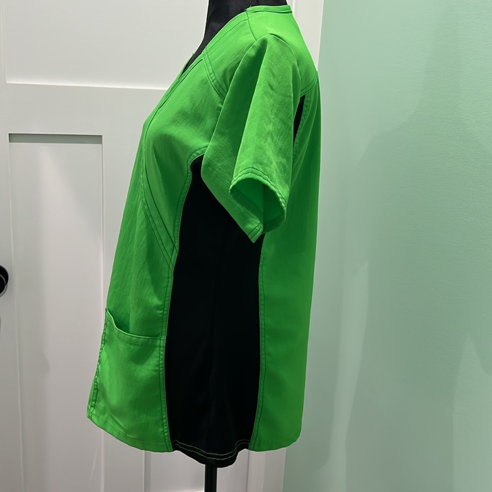 Wonder wink four stretch women’s scrub top. M. Lime green and black. - Picture 4 of 8